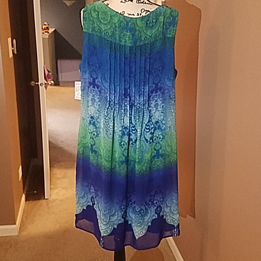 Flattering women's dress (NWT) - Picture 5 of 5